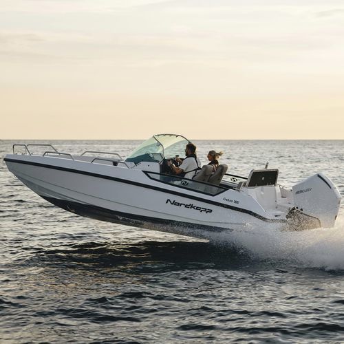 Barco open fueraborda - ENDURO 705 - Nordkapp Boats - híbrido / con consola central / bow-rider