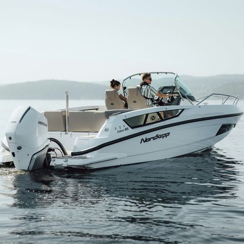 Barco open fueraborda - ENDURO 805 - Nordkapp Boats - con consola central / bow-rider / de esquí acuático