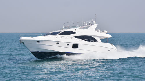 Yate a motor de crucero - 77 - Majesty Yachts - de gran velocidad / con fly / con 4 camarotes