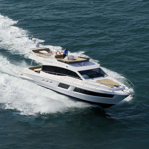 Barco cabinado intraborda - 48 - Majesty Yachts - con fly / de crucero / con 3 camarotes