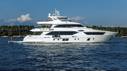 Superyate de crucero - 110 - Majesty Yachts - de gran velocidad / con fly / con caseta de timón