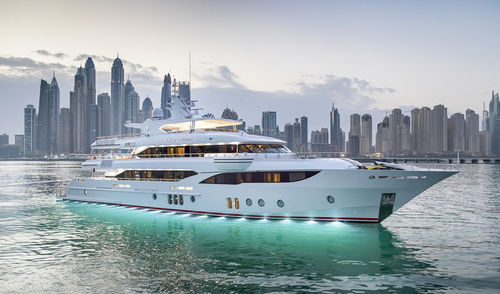 Megayate de crucero - 155 - Majesty Yachts - con fly