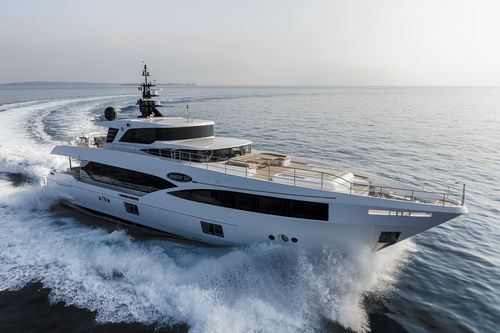 Superyate de crucero - 100 - Majesty Yachts - con fly / raised pilothouse / línea de eje