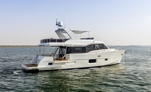 Yate a motor de crucero - Nomad 55 - Majesty Yachts - para expedición / expedición / con fly