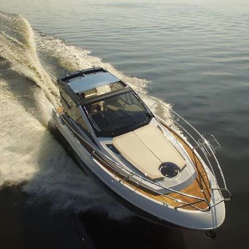 Barco cabinado intraborda - 33 HT - Cobrey Yachts - bimotor / con hard-top / de deporte