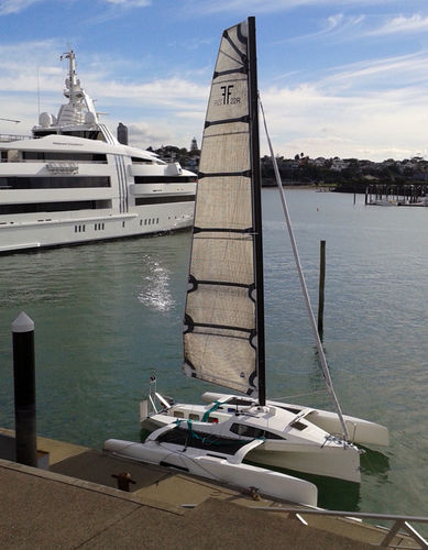 Trimarán - F-22R - Farrier Marine (NZ) - de regata / con brazo plegado