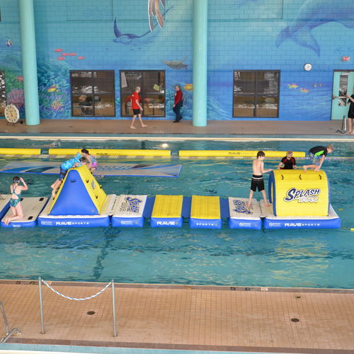 Juego acuático plataforma - Splash Trax Pool Course - RAVE Sports - pirámide / para centro de ocio / flotante
