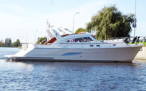 Barco cabinado intraborda - REEVES 36 - Neil Marine (Pvt) Ltd - bimotor / con hard-top / de fibra de vidrio