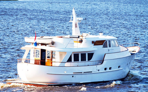 Barco cabinado intraborda - DUTCHESS 49 - Neil Marine (Pvt) Ltd - bimotor / con caseta de timón / eje de hélice