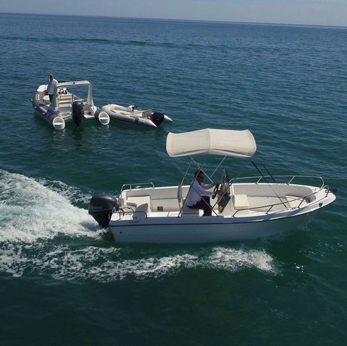Barco open fueraborda - FRP500 - Qingdao Lian Ya Boat Co.,Ltd. - con consola central / de pesca deportiva / de fibra de vidrio