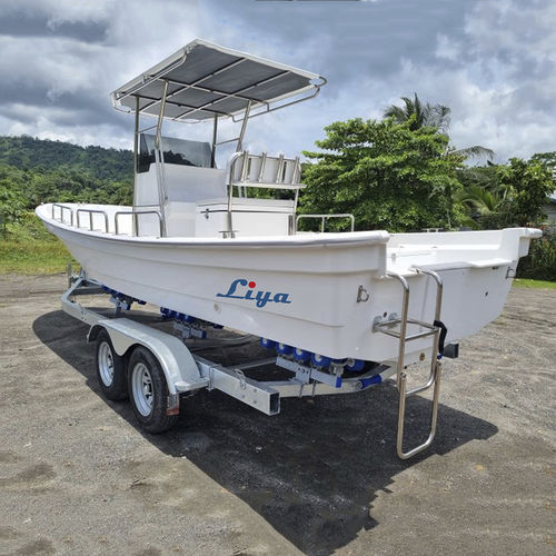 Barco open fueraborda - Panga boat 760 - Qingdao Lian Ya Boat Co.,Ltd. - con consola central / de pesca deportiva / de fibra de vidrio