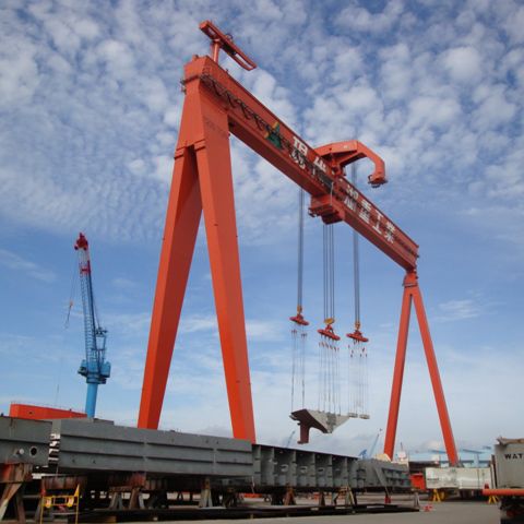 Grúa apiladora de contenedores con neumáticos - Konecranes - sobre carril