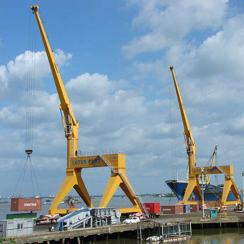 Grúa portuaria - TCC Series - Liebherr-International Deutschland - sobre carril / de brazo amantillable