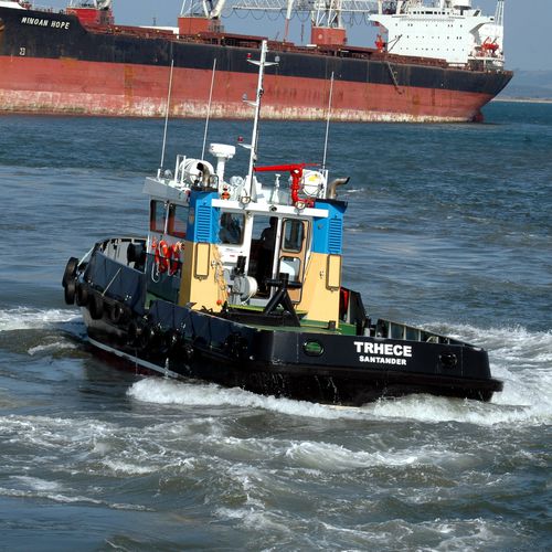 Barco profesional remolcador - Trhece - Armon Shipyards - intraborda