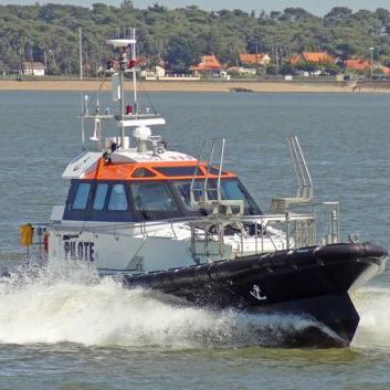 Barco profesional embarcación piloto - ORC 156 - Bernard Shipyard - intraborda / GRP / autodrizable