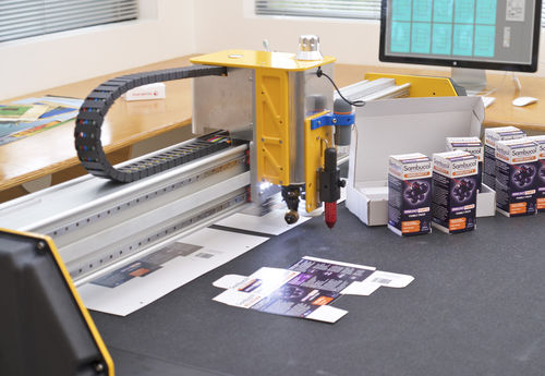 Mesa de corte CNC - Mikron 2 - AERONAUT - de aspiración / para tela de fibras de composite / de tejidos ligeros