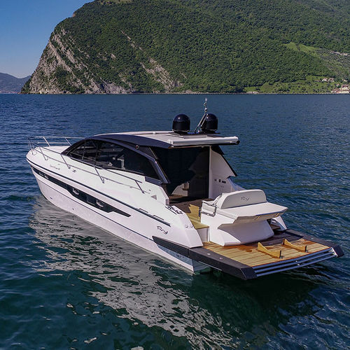 Barco cabinado intraborda - COUPÈ 44 - RIO YACHTS - bimotor / con caseta de timón / de esquí acuático