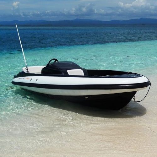 Embarcación neumática stern-drive - 460 - Naumatec - semirrígida / con consola central / 6 personas máx.