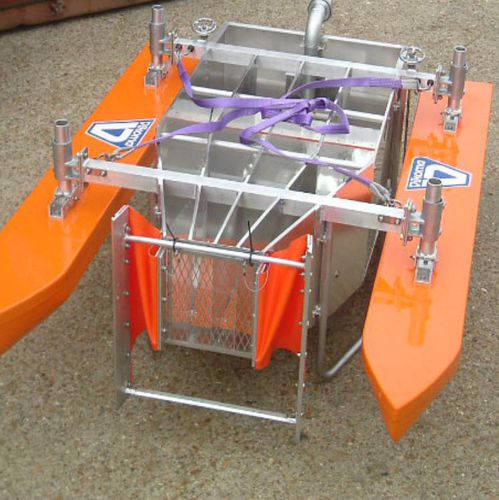 Skimmer de hidrocarburos con brazo desnatador - Fasflo - Vikoma International - en V / para aguas tranquilas / para río