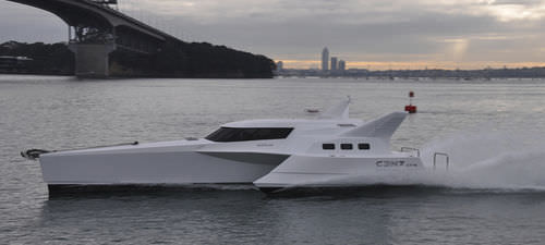 Barco cabinado trimarán - Azzum - LOMOcean Design - intraborda / diésel