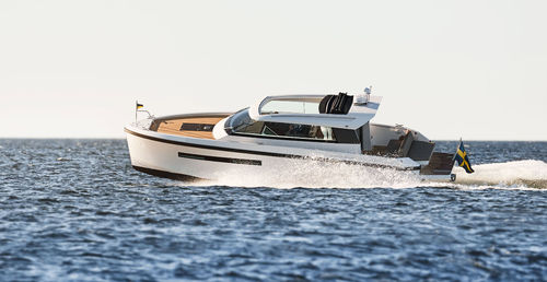 Barco cabinado intraborda - 33 coupé - Delta POwerboats - bimotor / con hard-top / con 2 camarotes