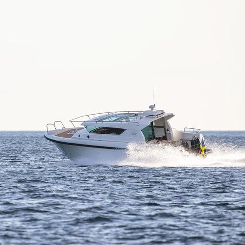 Barco cabinado intraborda - 34 sw - Delta POwerboats - bimotor / con hard-top / con 2 camarotes
