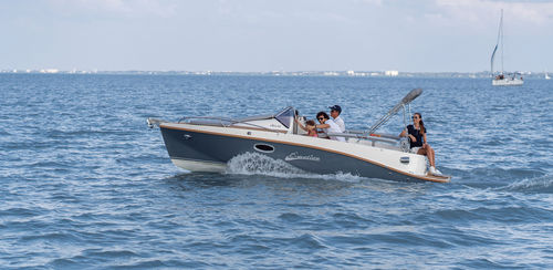 Barco open intraborda - E-motion 610 - Stickl Kft - eléctrico / con consola lateral / 6 personas máx.