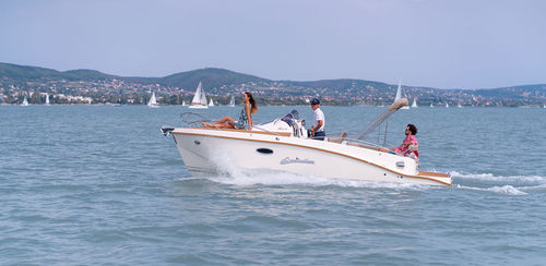 Barco open intraborda - E-volution 660 Tour - Stickl Kft - eléctrico / con consola lateral / 8 personas máx.
