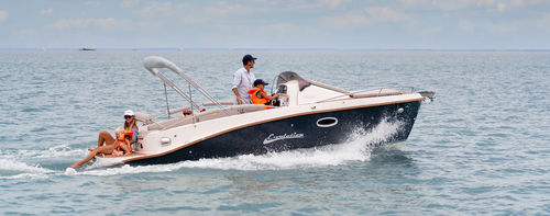 Barco open intraborda - E-volution 660 - Stickl Kft - eléctrico / con consola lateral / de deporte