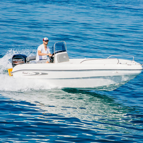 Barco open fueraborda - 480  - Karel Boats - con consola central / para 6 personas / con solárium