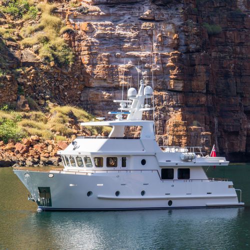 Yate a motor de crucero - B 65 - Bering Yachts - expedición / con fly / con 3 camarotes