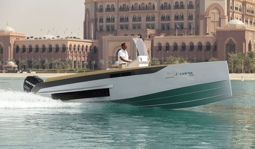 Barco open fueraborda - Original - Iguana Yachts - casco de planeo / con consola central / 8 personas máx.