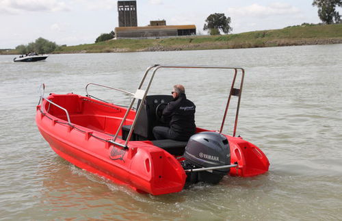 Bote fueraborda - 500 - WHALY BOATS  - open / con consola lateral / de recreo
