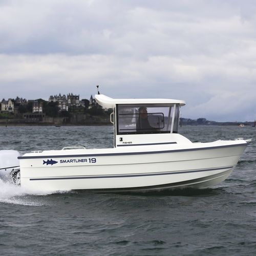 Barco de motor de pesca-paseo fueraborda - Fisher 19 - SMARTLINER - con caseta de timón / de fibra de vidrio / 6 personas máx.
