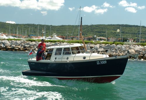 Barco de motor de pesca-paseo intraborda - 700MPL - HABER YACHTS Sp. z o.o.  - diésel / casco de planeo / con cockpit cerrado
