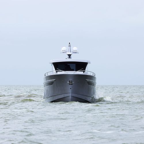 Yate a motor de crucero - UNIQUE - Steeler Yachts - con caseta de timón / IPS / con 2 camarotes