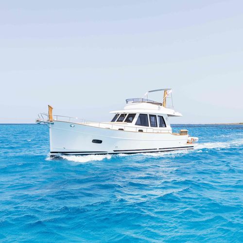barco cabinado intraborda - Sasga Yachts
