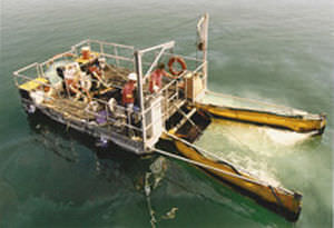Skimmer de hidrocarburos en V - HARBOR  - Kepner Plastics Fabricators - con brazo desnatador / para buque