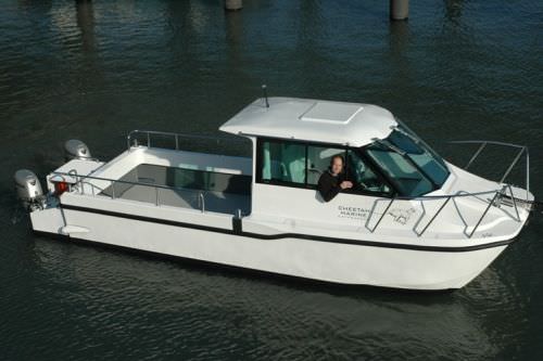 Cabin-cruiser catamarán - Little Cheetah - Cheetah Marine - fueraborda / bimotor / con hard-top