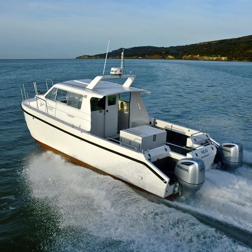 Cabin-cruiser catamarán - Kejo - Cheetah Marine - fueraborda / bimotor / con hard-top