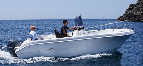 Barco open fueraborda - QX550 - Marine Times Newspaper - con consola central / de recreo / para la pesca