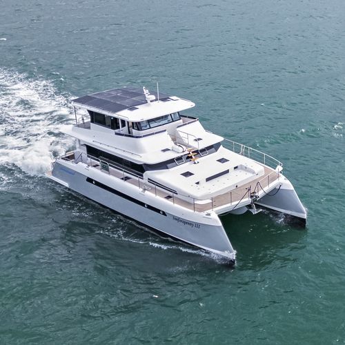 Yate a motor catamarán - 1900 BLUEWATER - LONGREACH POWER CATAMARAN - de crucero / con fly / con 3 camarotes