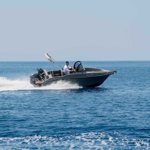 Barco open fueraborda - NIREUS Ω53 ESCAPE - LGK MARINE - con consola central / 8 personas máx. / con solárium