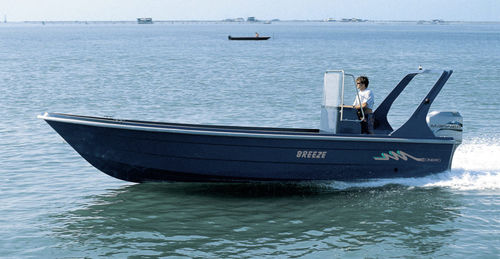 Barco open fueraborda - BREEZE - SOCIETA' CONERO sas - bimotor / con consola central / de fibra de vidrio