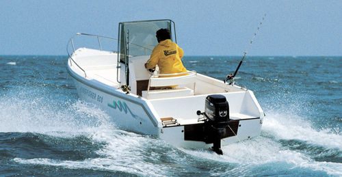 Barco open fueraborda - KINGFISHER ECÒ - SOCIETA' CONERO sas - con consola central / de pesca deportiva / de fibra de vidrio