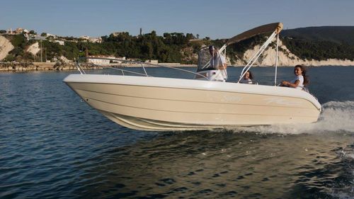 Barco open fueraborda - SUNNY - SOCIETA' CONERO sas - con consola central / de fibra de vidrio / 7 personas máx.