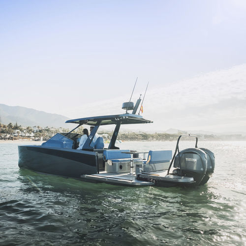Barco cabinado fueraborda - V10 T-Top - Virtue Yachts - gasolina / bimotor / casco de planeo