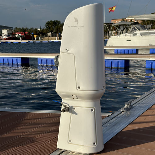 Torreta de suministro eléctrico - COMPACT - MARCONN - VILTEC - de suministro de agua / con iluminación integrada / para pantalán
