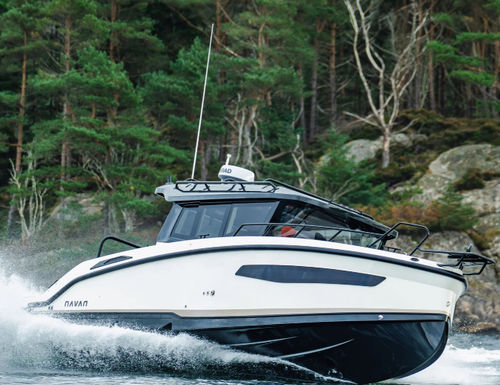 Barco cabinado fueraborda - C30 - NAVAN - bimotor / con hard-top / con caseta de timón