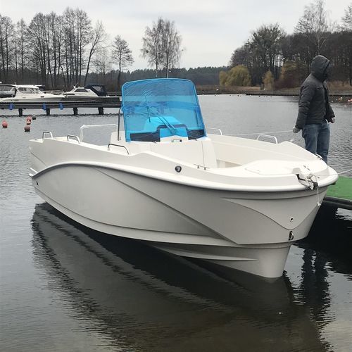 Barco de motor de pesca-paseo fueraborda - 22 CC - Driftmark Marine - open / con consola central / de fibra de vidrio